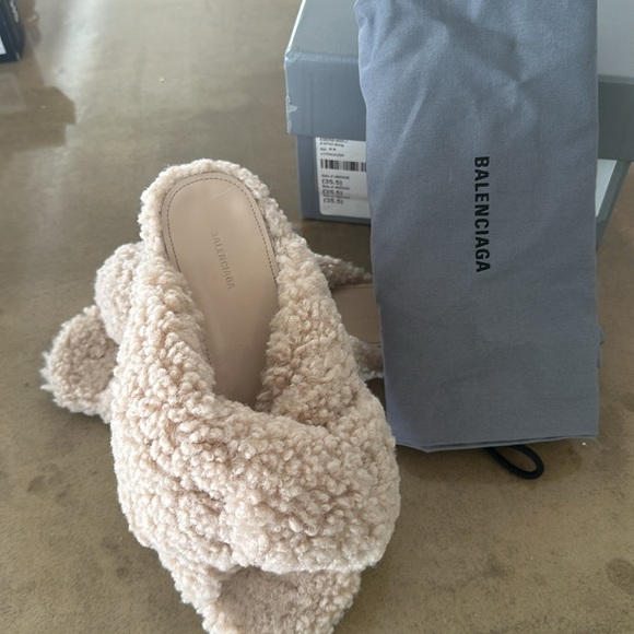 Never worn Balenciaga Drapy Sandal in Faux Fur - Picture 6 of 6